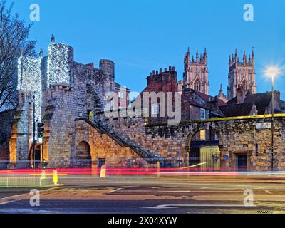 Royaume-Uni, North Yorkshire, York, Bootham Bar et York Minster West Towers Banque D'Images