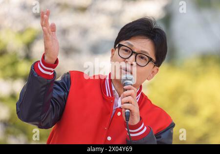 Séoul, Corée du Sud. 09th Apr, 2024. Han Dong-hoon, le leader du People Power Party au pouvoir en Corée du Sud, fait des gestes alors qu'il s'adresse à ses partisans lors de la campagne électorale de son parti à Séoul. Les élections législatives auront lieu le 10 avril. (Photo de Kim Jae-Hwan/SOPA images/Sipa USA) crédit : Sipa USA/Alamy Live News Banque D'Images