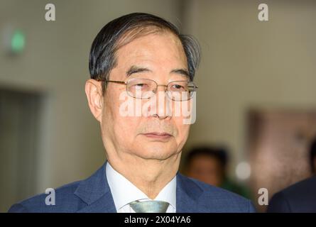 Séoul, Corée du Sud. 09th Apr, 2024. Le premier ministre sud-coréen Han Duck-soo arrive pour inspecter un bureau de vote à Séoul. Les élections législatives auront lieu le 10 avril. (Photo de Kim Jae-Hwan/SOPA images/Sipa USA) crédit : Sipa USA/Alamy Live News Banque D'Images