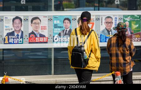 Séoul, Corée du Sud. 09th Apr, 2024. Les gens marchent devant les affiches des candidats aux prochaines élections législatives à Séoul. Les élections législatives auront lieu le 10 avril. (Photo de Kim Jae-Hwan/SOPA images/Sipa USA) crédit : Sipa USA/Alamy Live News Banque D'Images