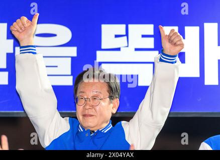 Séoul, Corée du Sud. 09th Apr, 2024. Lee Jae-myung, le principal chef du Parti démocrate de l'opposition sud-coréen, fait des gestes aux partisans lors de la campagne électorale de son parti à Séoul. Les élections législatives auront lieu le 10 avril. (Photo de Kim Jae-Hwan/SOPA images/Sipa USA) crédit : Sipa USA/Alamy Live News Banque D'Images