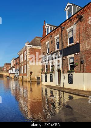 Royaume-Uni, North Yorkshire, York, inondations le long de la rivière Ouse à King's Staith. Banque D'Images