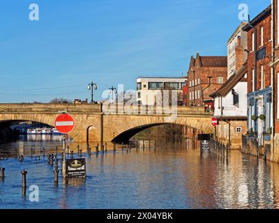 Royaume-Uni, North Yorkshire, York, inondations le long de la rivière Ouse à King's Staith. Banque D'Images