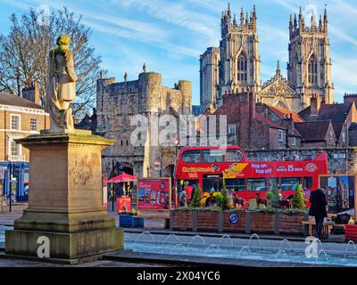 Royaume-Uni, North Yorkshire, York, William Etty Statue, Bootham Bar et York Minster West Towers Banque D'Images