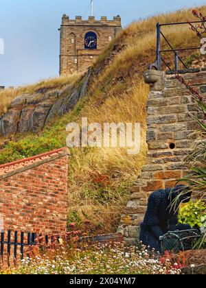 Royaume-Uni, North Yorkshire, Whitby, St Mary's Church depuis Church Street. Banque D'Images