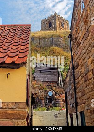 Royaume-Uni, North Yorkshire, Whitby, St Mary's Church depuis Church Street. Banque D'Images