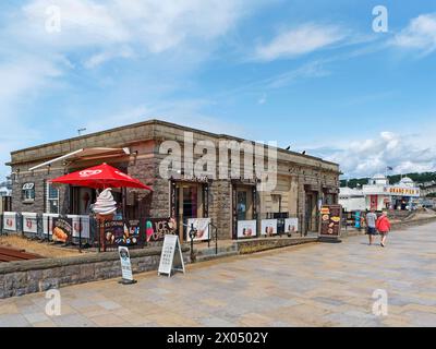 Royaume-Uni, Somerset, Weston Super Mare, Weston Beach Cafe et entrée au Grand Pier. Banque D'Images