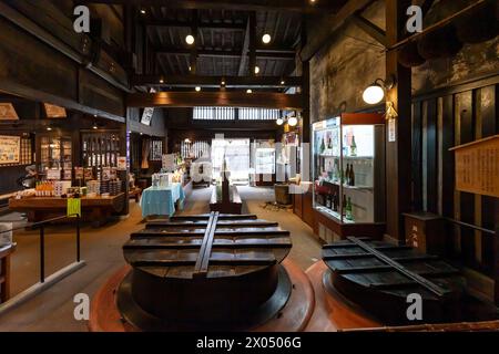 Brasserie et magasin de saké, centre-ville, bâtiment traditionnel en bois, ville de Takayama, Gifu, Japon, Asie de l'est, Asie Banque D'Images