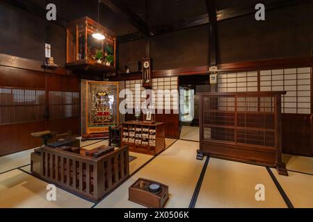 Brasserie et magasin de saké, centre-ville, bâtiment traditionnel en bois, ville de Takayama, Gifu, Japon, Asie de l'est, Asie Banque D'Images