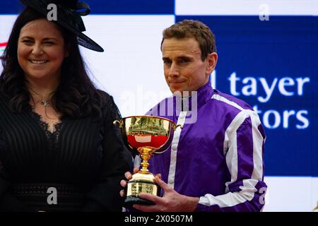 Le jockey Ryan Moore récupère son trophée après que la Tour de Londres ait remporté la Coupe d’or de Dubaï du Groupe 2, Meydan, Dubaï, 30/03/24. Crédit KJTW Equine images / Alamy. Banque D'Images