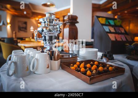 Buffet élégant avec table à manger, distributeur de boissons et variété de collations Banque D'Images