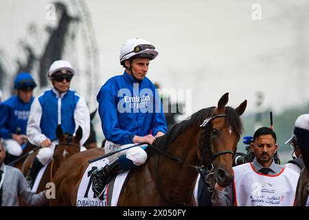 Siskany et William Buick se dirigent vers le départ de la Dubai Gold Cup à l’hippodrome de Meydan, Dubaï, Émirats arabes Unis, 30/03/24. Crédit JTW Equine images / Alamy. Banque D'Images