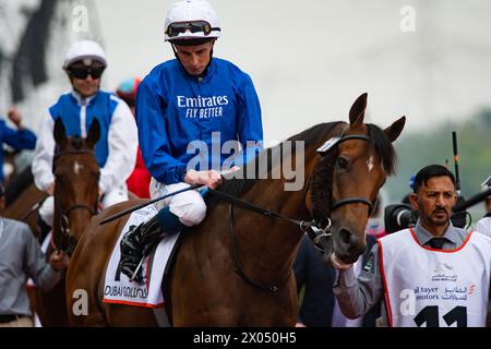 Siskany et William Buick se dirigent vers le départ de la Dubai Gold Cup à l’hippodrome de Meydan, Dubaï, Émirats arabes Unis, 30/03/24. Crédit JTW Equine images / Alamy. Banque D'Images