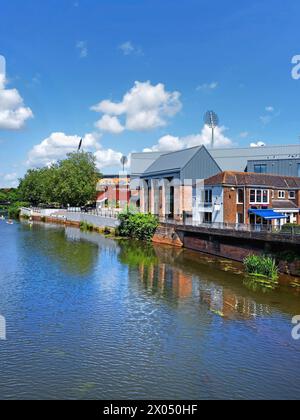 UK, Somerset, Taunton, Riverside place à côté de River Tone. Banque D'Images