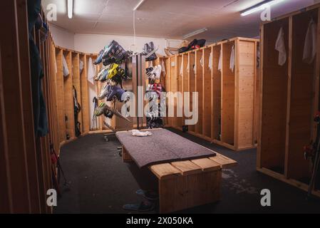 Salle d'équipement de ski dynamique dans le chalet de luxe Zermatt Banque D'Images