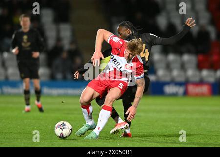 Carl Piergianni (5 Stevenage) défié par Devante Cole (44 Barnsley) lors du match de Sky Bet League 1 entre Stevenage et Barnsley au stade Lamex, Stevenage, mardi 9 avril 2024. (Photo : Kevin Hodgson | mi News) crédit : MI News & Sport /Alamy Live News Banque D'Images