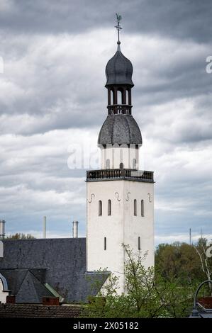 Tour de l'ancienne Schifferkirche équipée Clemens du 12ème siècle à cologne Mülheim devant un ciel nuageux sombre Banque D'Images