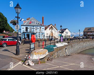 UK, Somerset, Minehead Harbour, The Old Ship Aground et St Peter on the Quay Church. Banque D'Images