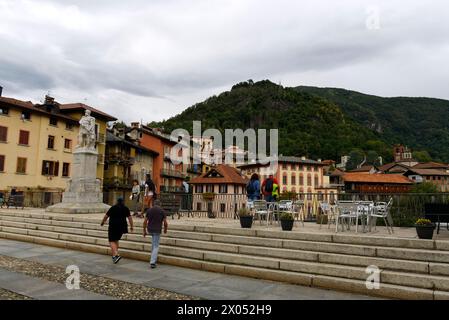 Varallo, Italie - 19 août 2022 : le pont sur la rivière Sesia dans le centre de la ville Banque D'Images