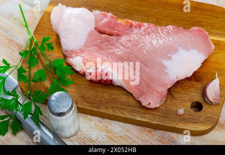 Filet de porc cru frais et condiments préparés pour rôtir Banque D'Images