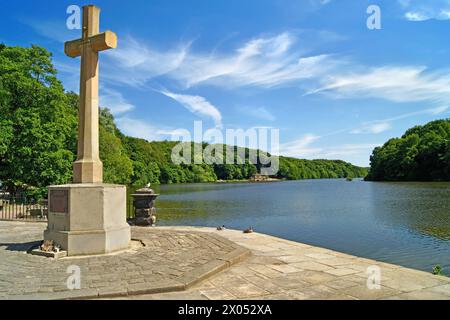 Royaume-Uni, West Yorkshire, Wakefield, Newmillerdam Lake et War Memorial. Banque D'Images