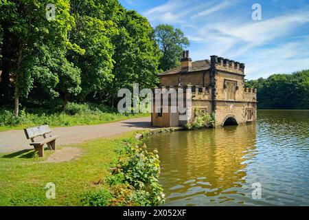 UK, West Yorkshire, Wakefield, Newmillerdam, Footpath et Boathouse pendant l'été. Banque D'Images