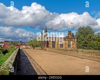 Royaume-Uni, West Yorkshire, Wakefield, Chantry Chapel of St Mary the Virgin et le pont médiéval sur la rivière Calder. Banque D'Images