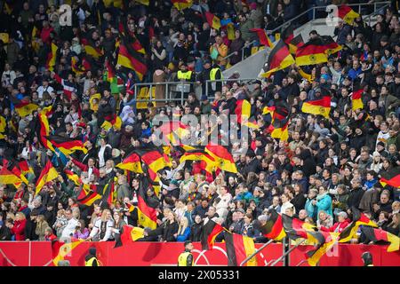 AIX-LA-CHAPELLE, ALLEMAGNE - 9 AVRIL : fans et supporters de l'Allemagne lors du match de qualification UEFA Women's EURO 2025 entre l'Allemagne et l'Islande au Tivoli le 9 avril 2024 à Aix-la-Chapelle, Allemagne. (Photo Tobias Giesen/Agence BSR) Banque D'Images