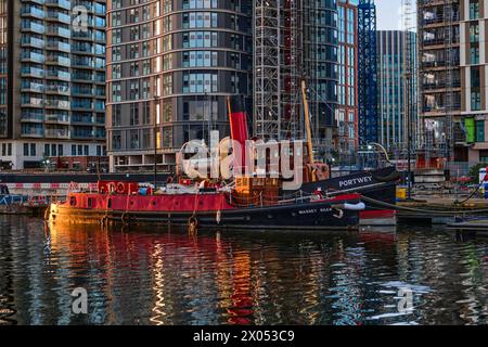 Portwey et Massey Shaw au coucher du soleil - un vieux bateau à vapeur / remorqueur et un vieux bateau à charbon étroit, amarré sur la toile de fond du Wood Wharf Banque D'Images