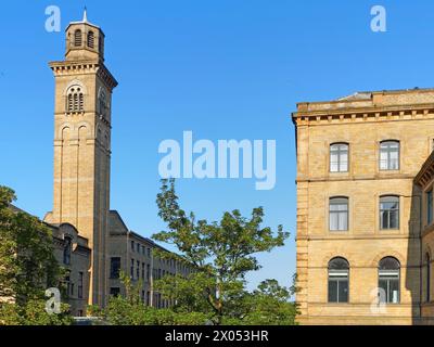 Royaume-Uni, West Yorkshire, ville de Bradford, Shipley, Saltaire, New Mill et Salt Mill. Banque D'Images