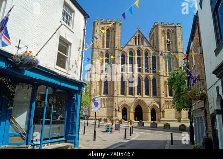 Royaume-Uni, North Yorkshire, cathédrale de Ripon, West Towers et façade de Kirkgate. Banque D'Images