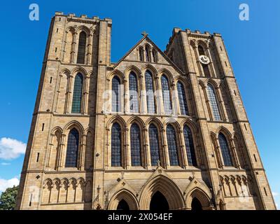 Royaume-Uni, North Yorkshire, cathédrale de Ripon, West Towers et façade. Banque D'Images