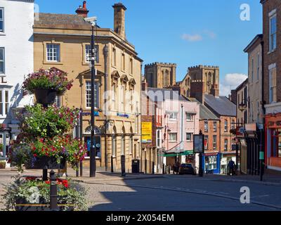 Royaume-Uni, North Yorkshire, cathédrale de Ripon, West Towers et façade de la place du marché. Banque D'Images