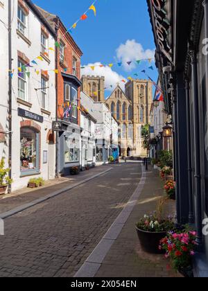 Royaume-Uni, North Yorkshire, cathédrale de Ripon, West Towers et façade de Kirkgate. Banque D'Images