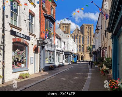 Royaume-Uni, North Yorkshire, cathédrale de Ripon, West Towers et façade de Kirkgate. Banque D'Images