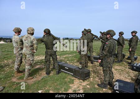 Un soldat de l'armée polonaise donne un aperçu du MANPADS Piorun aux parachutistes de l'armée américaine de la 173e brigade aéroportée lors de l'exercice Shield 24 à Pula, en Croatie, le 9 avril 2024. Cet exercice annuel de défense aérienne croate améliore les compétences en matière de lutte contre les menaces à basse et moyenne altitude. L'exercice se concentre sur l'affinement des tactiques de défense aérienne et des combats de tirs réels lors de la collaboration avec des alliés comme les Forces armées slovènes et françaises. La 173e brigade aéroportée reste prête à servir de force de réponse de contingence de l'armée américaine en Europe, prête à se mobiliser dans les zones de responsabilité de divers commandements. Banque D'Images