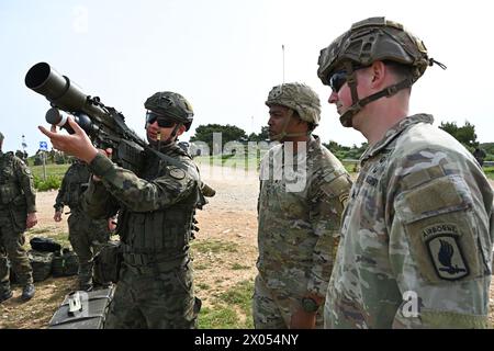 Un soldat de l'armée polonaise donne un aperçu du MANPADS Piorun aux parachutistes de l'armée américaine de la 173e brigade aéroportée lors de l'exercice Shield 24 à Pula, en Croatie, le 9 avril 2024. Cet exercice annuel de défense aérienne croate améliore les compétences en matière de lutte contre les menaces à basse et moyenne altitude. L'exercice se concentre sur l'affinement des tactiques de défense aérienne et des combats de tirs réels lors de la collaboration avec des alliés comme les Forces armées slovènes et françaises. La 173e brigade aéroportée reste prête à servir de force de réponse de contingence de l'armée américaine en Europe, prête à se mobiliser dans les zones de responsabilité de divers commandements. Banque D'Images
