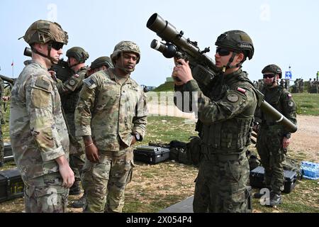 Un soldat de l'armée polonaise donne un aperçu du MANPADS Piorun aux parachutistes de l'armée américaine de la 173e brigade aéroportée lors de l'exercice Shield 24 à Pula, en Croatie, le 9 avril 2024. Cet exercice annuel de défense aérienne croate améliore les compétences en matière de lutte contre les menaces à basse et moyenne altitude. L'exercice se concentre sur l'affinement des tactiques de défense aérienne et des combats de tirs réels lors de la collaboration avec des alliés comme les Forces armées slovènes et françaises. La 173e brigade aéroportée reste prête à servir de force de réponse de contingence de l'armée américaine en Europe, prête à se mobiliser dans les zones de responsabilité de divers commandements. Banque D'Images