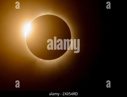 Une éclipse solaire totale brille dans le ciel vu du barrage Michael J. Kirwan à Ravenna, Ohio, le 8 avril 2024. Le barrage Michael J. Kirwan est l'un des 16 réservoirs gérés par le U.S. Army corps of Engineers District de Pittsburgh. Le district de Pittsburgh a un total de sept réservoirs situés dans la totalité de la trajectoire de l’éclipse solaire en 2024. Des centaines de visiteurs sont venus aux réservoirs à divers endroits, observant à proximité des barrages ou dans les terrains de camping. Certains visiteurs vivaient localement et n'avaient pas à voyager loin, tandis que d'autres conduisaient des heures jusqu'au réservoir le plus proche pour regarder l'historique même Banque D'Images