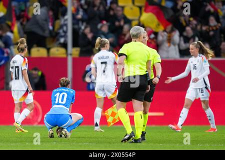 AIX-LA-CHAPELLE, ALLEMAGNE - 9 AVRIL : Karolina Lea Vilhjalmsdottir, de l'Islande, semble abattue lors du match de qualification POUR L'EURO féminin 2025 de l'UEFA opposant l'Allemagne et l'Islande au Tivoli le 9 avril 2024 à Aix-la-Chapelle, Allemagne. (Photo Tobias Giesen/Agence BSR) Banque D'Images