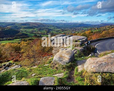 Royaume-Uni, Derbyshire, Peak District, vue sur Hope Valley depuis surprise View. Banque D'Images