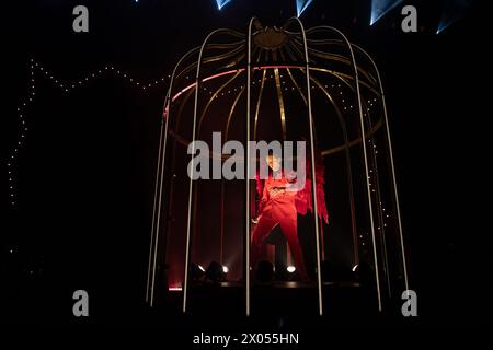 Londres, Royaume-Uni. 09 avril 2024. Mika (né Michael Holbrook Penniman Jr) se produit à Eventim Apollo dans le cadre de son Apocalypse Calypso Tour 2024. Crédit : Justin Ng/Alamy Live News Banque D'Images