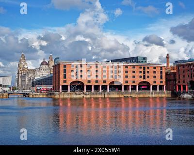 UK, Liverpool, Royal Albert Dock avec Pier Head et les trois grâces en arrière-plan. Banque D'Images