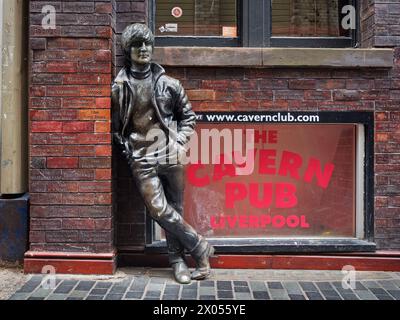 UK, Liverpool, The Cavern Pub et John Lennon Statue sur Mathew Street. Banque D'Images