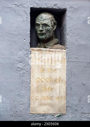 UK, Liverpool, Carl Gustav Jung sculpture située dans le mur de la pomme de Flanagan sur Matthew Street. Banque D'Images