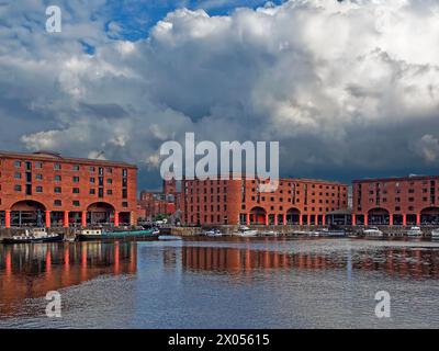 Royaume-Uni, Liverpool, Royal Albert Dock avec la cathédrale anglicane en arrière-plan. Banque D'Images