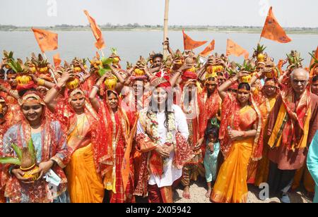 Patna, Inde. 09th Apr, 2024. PATNA, INDE - 9 AVRIL : les dévots participant au Saint Kalash Yatra sur la rive du fleuve Ganga à Nasriganj Ghat le premier jour du festival Chaiti Navratra le 9 avril 2024 à Patna, Inde. (Photo de Santosh Kumar/Hindustan Times/Sipa USA) crédit : Sipa USA/Alamy Live News Banque D'Images