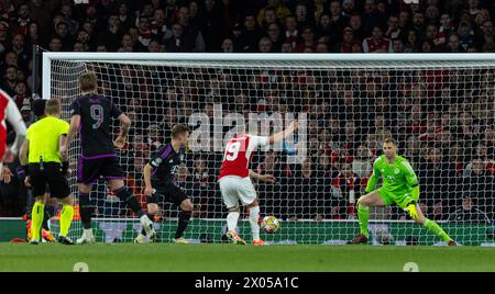 Londres, Royaume-Uni. 10 avril 2024. Leandro Trossard d'Arsenal (2e R) marque le deuxième but de son équipe lors du match de 1re manche en quart de finale de l'UEFA Champions League entre le Bayern Munich et Arsenal à Londres, Grande-Bretagne, le 9 avril 2024. Crédit : Xinhua/Alamy Live News Banque D'Images