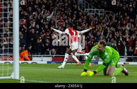 Londres, Royaume-Uni. 10 avril 2024. Bukayo Saka (l) d'Arsenal célèbre après avoir marqué le but d'ouverture lors du match de quart de finale de l'UEFA Champions League 1st Leg match entre le Bayern Munich et Arsenal à Londres, Grande-Bretagne, le 9 avril 2024. Crédit : Xinhua/Alamy Live News Banque D'Images