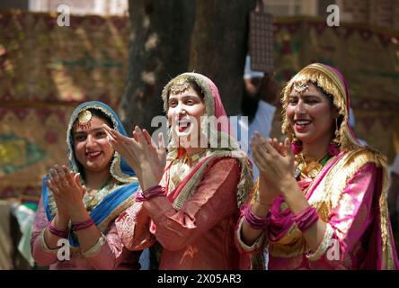 Amritsar. 9 avril 2024. Des femmes portant une tenue traditionnelle pendjabi chantent des chansons folkloriques lors d'une foire célébrant le festival Baisakhi dans un collège du district d'Amritsar, dans l'État du nord du Punjab, en Inde, le 9 avril 2024. Baisakhi est l'un des festivals les plus populaires célébrés dans l'État indien du Pendjab pour marquer la récolte. Crédit : Str/Xinhua/Alamy Live News Banque D'Images